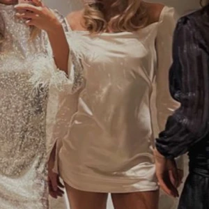 Festklänning - Så fin! Bara en defekt som syns på bild 5! Går säkert bort i tvätten