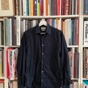 Acne studios skjorta - Acne studios skjorta Classic fit Storlek 44 Marinblå