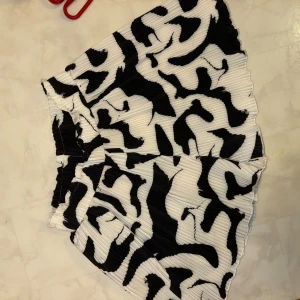 Kjol - Kjol som aldrig är använd. 