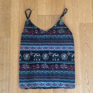 Linne - Unikt linne med cool design. Fin att ha utomlands:) bra skick