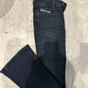 Diesel Jeans  - Super fina diesel jeans i en cool blå färg. Använda MAX två gånger. Liten i storleken❤️