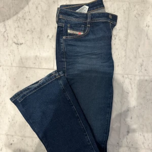 diesel jeans  - Super coola jeans från diesel med bruna sömmar. Använda MAX 5 gånger! Liten i storlken❤️