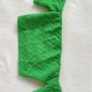 Off shoulder topp - Grön härlig off shoulder topp med justerbar passform baktill med hjälp av snören. Inga defekter, kommer inte till användning dessvärre men super fin och söt💚