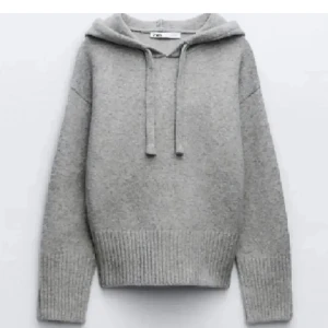 Zara stickad hoodie - Stickad hoodie från Sara i storlek M, men passar även S. Tröjan är i nyskick, inga defekter eller annat. Pris kan diskuteras vid snabb affär.