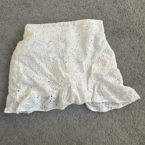 Kjol zara - Säljer denna supersöta kjolen från zara med inbyggda shorts då den tyvärr blivit liten för mig. Är i storlek 152 men ungefär lika som en xxs. Detta va en av mina absoluta favoriter innan den blev för liten! 