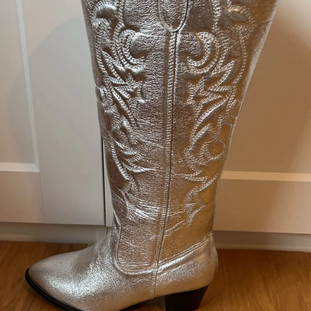 Säljer dessa ascoola cowboybootsen, perfekt nu till halloween💋 Endast använda 1x, Hör bara av er om ni har några frågor eller vill ha fler bilder så svarar jag så snabbt jag kan🫶🏻. Skor.