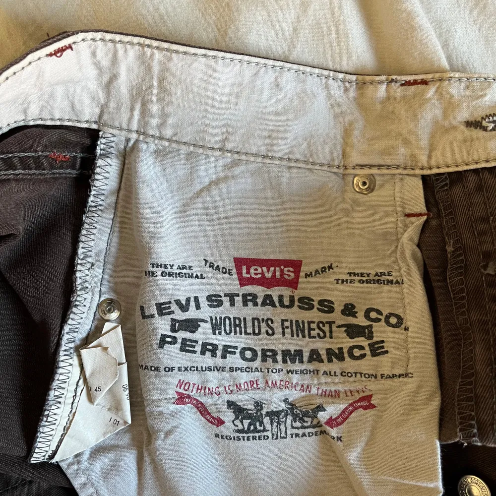 Bruna, avklippta Levis jeans i regular/relaxed fit. Relativt hög midja. Storlek 31x32 men pga avklippta är dem ca 30 i längden.. Jeans & Byxor.