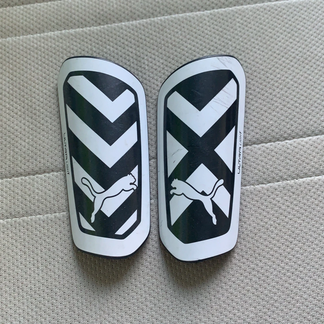 Svartvita benskydd från Puma