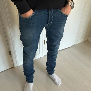 Dondup George Jeans - Tja säljer nu ett par Dondup Jeans i modellen George för endast 609kr! Passar som W31. Pris är ej hugget i sten, hör av er i dm vid funderingar 🙌