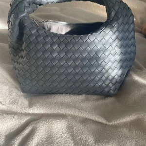 Flätad ginaväska - Fin grå flätad Gina väska i mycket bra skick. 💕🫶