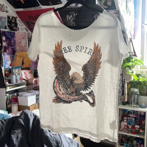 En off shoulder top‼️ - En off shoulder top I bra slick/med “free spirit tryck” /billigt  