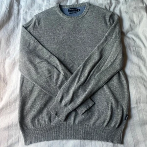 Kashmir tröja - Tja! Säljer nu denna snygga och otroligt sköna 100% kashmir tröjan i storlek M. Tröjan har ett väldigt litet hål som syns på bild 3 men syns inte alls mycket när man bär den och utöver det är skicket bra. Har du några frågor är det bara att skriva✍️!