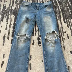 Säljer dessa fina lågmidjade utsvängda jeans då de ej kommer till användning ..  storlek 36/38. 