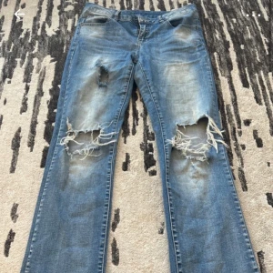 Lågmidjade jeans  - Säljer dessa fina lågmidjade utsvängda jeans då de ej kommer till användning ..  storlek 36/38. 