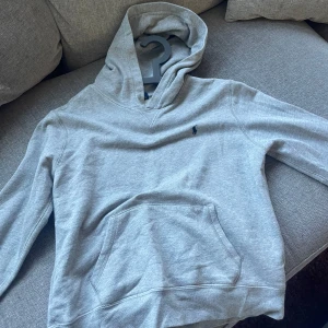 Ralph Lauren Hoodie - Grå Ralph Lauren hoodie storlek (14-16) barnstorlek, passar mig som har storlek s!
