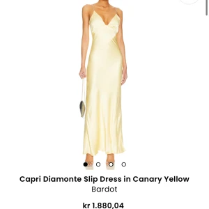 Revolve klänning  - Säljer denna superfina ljusgula klänning från Revolve. Nypris 1 800. Använd dn gång men i mycket bra skick. Den är perfekt för mig i längden och jag är ungefär 160 cm för referens💛