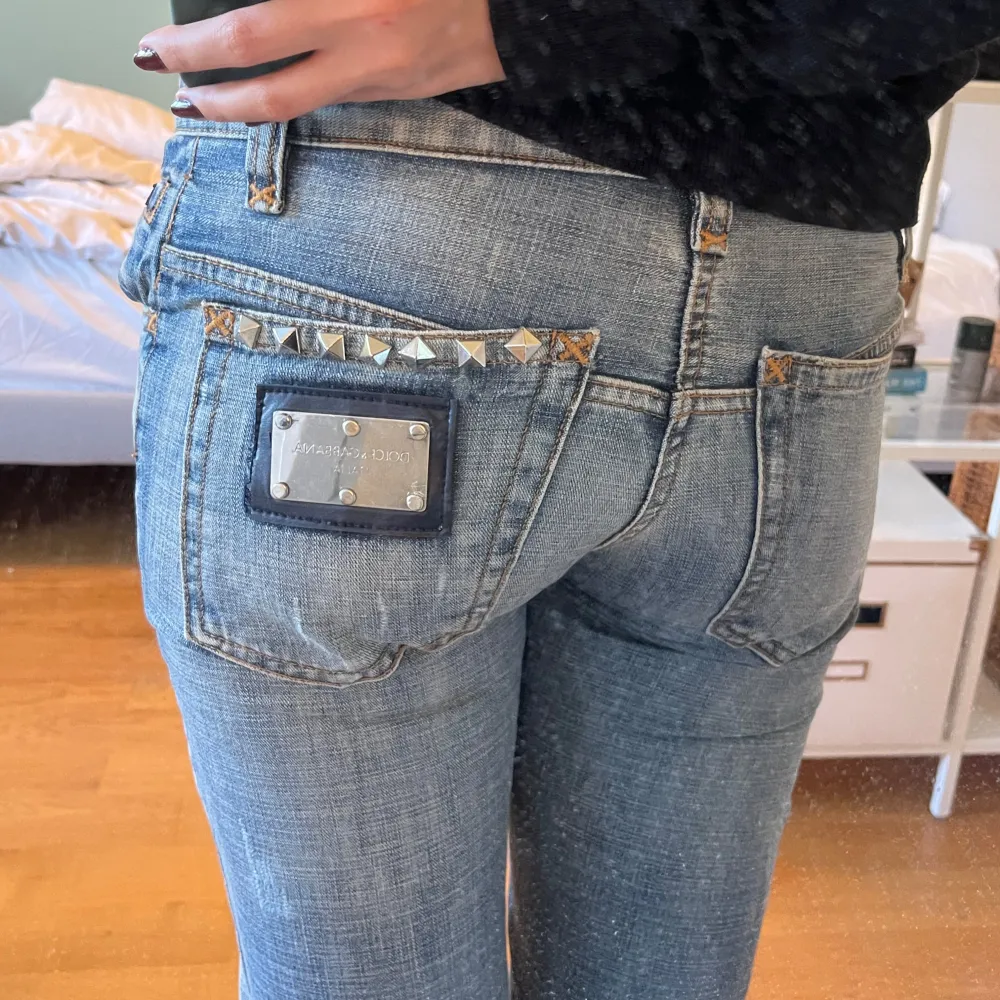 Säljer dessa as snygga, knappt använda, låg midjade Dolce & Gabbana jeansen köpta i en vintage butik i London för 2000kr💗 skriv för fler bilder! . Jeans & Byxor.