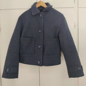 Ulljacka - "Ulljacka" från lager 157 i marinblå i storlek xs. Den ärnopprig därav priset. Nypris 400 kr. 