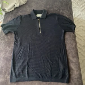 Piké från Casual friday  - Detta är en väldigt sitlig piké från casual friday köp för 900kr. I skick som ny. Den kanske ser lite smutsig ut men den kommer nytvättad. (Pris kan diskuteras)