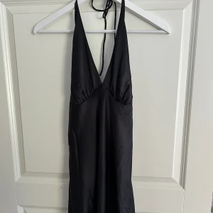 Klänning - Satin klänning från Biancas kollektion med Nelly. Öppen i ryggen med dragkejedja