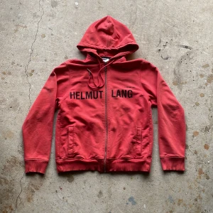 Helmut lang hoodie - Helmut lang hoodie i dunder skick förutom att den är lite urtvättad. Passar L