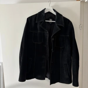 Svart mockajacka - Svart mockajacka i storlek M.