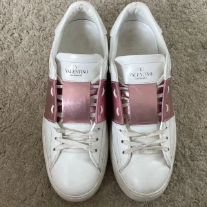 Valentino Open Sneaker Rosa - Jag köpte dessa valentino skor begagnat på Vestiaire i väldigt bra skick, vilket de fortfarande är då jag inte använt skorna många gånger. Otroligt vackra skor som passar till vilken outfit som helst!💞Små defekter kommer på skosnöret!