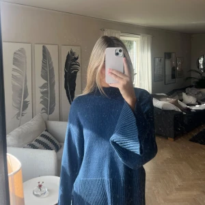 Blå stickad tröja - Säljer denna stickade tröjan från NA-KD. Använd fåtal gånger förra hösten. Lång i ärmarna, st S men skulle säga att den passar M med💕💐