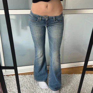 Lågmidjade bootcut jeans  - Super lågmidjade jeans. storlek w26 L30 innerbenslängd: 75 midjemått: 36. Köp sker via köp nu. Jag postar inom 24h. Kvar tills markerad såld 