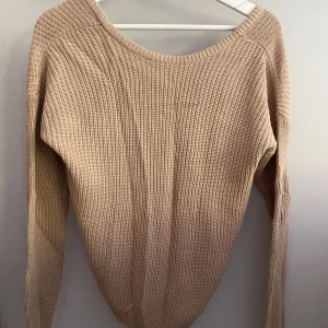 Stickad tröja  - Stickad tröja från NA-KD i storlek XS! Legat i garderoben för länge så dags att sälja! 