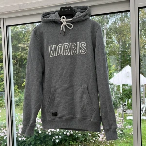 Morris hoodie  - Morris hoodie perfekt inför hösten/vintern. Bra skick utan några defekter. Storlek M, passar mer S. Nypris 2000.