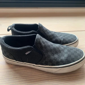 Vans sneakers - Sneakers (tygskor) svart/grårutiga från Vans, strl 39, sparsamt använda
