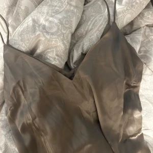 satin linne storlek S - Satin linne från lager 157, oanvänd, lappen tyvärr borta. Hör av dig vid frågor, köparen står för frakt☺️💗