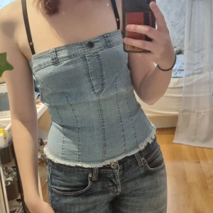 D&G  - Ett coolt linne köpt på humana. Står storlek xs i men passar även s. Stretchigt material.