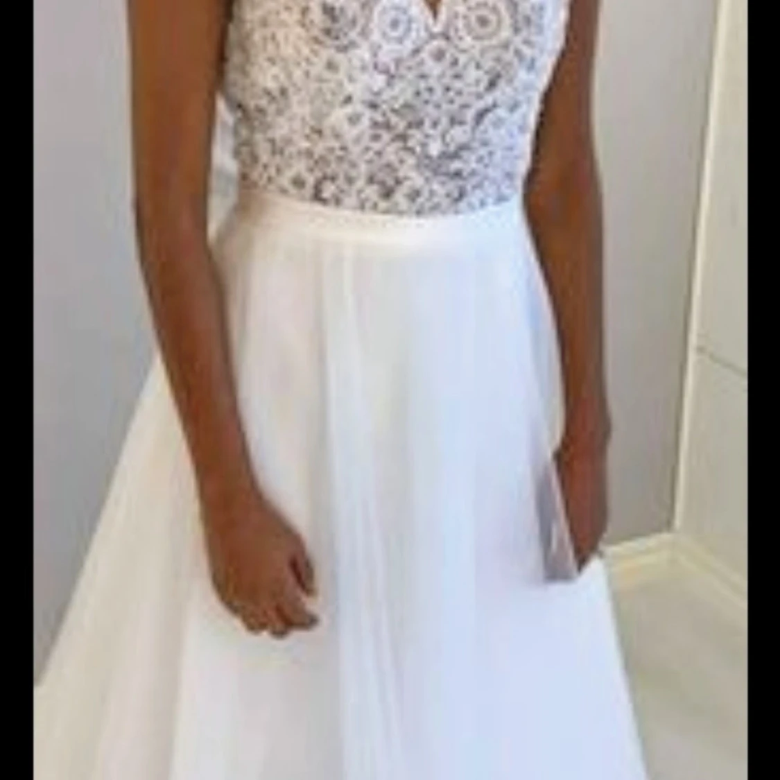 Vit brudklänning med öppen rygg. Oandvänd