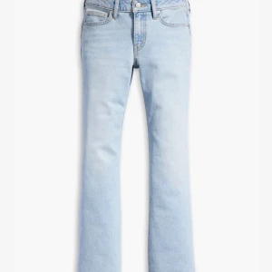 Levis bootcut jeans - Supersnygga bootcut jeans från levis som jag knappt använt! Jättefint skick och perfekt ljusblå färg🪽🪽 nypris 950kr och använda begränsat antal gånger 