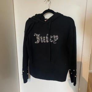 Juicy Couture - Säljer denna dina Juicy couture tröja då den inte kommer något till användning längre. Frakt tillkommer, pm för fler bilder eller annat✨😊