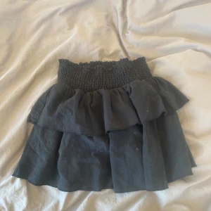 Svart volang kjol - Jätte fin sommar kjol från shein. Använt få gånger och är i fint skick. 