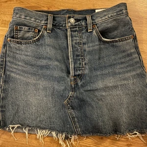 Levi’s kjol  - Jättefin Levi’s kjol som tyvärr inte passar mig. I storlek 26💗