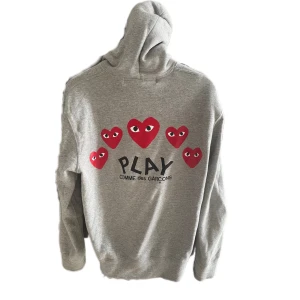 CDG zip hoodie  - Tjenare! Nu säljer jag min älskade cdg zip tröja! Den är i storlek M och passar dig som är 170-190. Den är i 10/10 skick och har använts väldigt lite. Inköpt på NK i Stockholm för cirka ett år sedan! Hör av dig vid några frågor! byte går även bra!