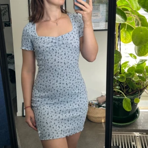 Tight klänning - Söt figurnära klänning från H&M i storlek M🦋 Knappt använd.  Kan mötas upp i Halmstad, alternativt i Göteborg men är inte där lika ofta. Fraktar självklart också!🫶🏻
