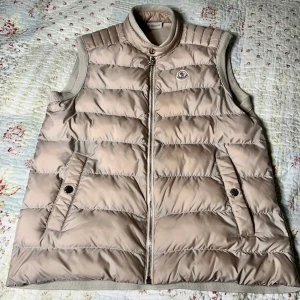 Moncler väst  - Den är i jätte bra sick har inte använt den en ända en gång 