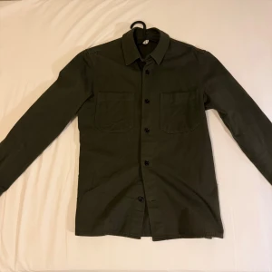 Arket Overshirt - Overshirt från Arket, säljes pga användningsbrist! Storlek 48! Brukar ha S/M och denna sitter perfekt!
