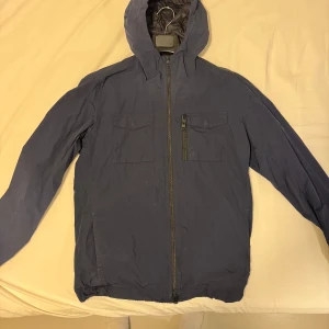 J Lindeberg jacka - Höst och vår jacka från J.Lindeberg. Helt ok skick, dragkedjan kan krångla ibland men inget mer än så! Storlek L men sitter som M!