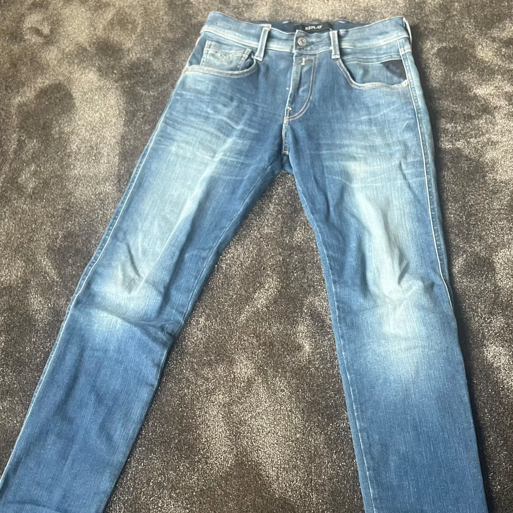 Säljer ett par snygga blå jeans från Replay Anbass i slim fit. Jeansen har använts 2 gånger och är i helt nytt skick! De har en klassisk femficksdesign och är gjorda i ett bekvämt stretchmaterial. Perfekta för både vardag och fest! Skriv för bilder!🤝. Jeans & Byxor.