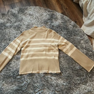  randig tröja  - Den här tröjan är i rätt så bra skick, den är lite liten i storleken så att den funkar både som S och XS. Rätt så skönt material. 