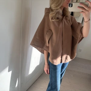 Cape  - Superfin cape med luva😍 köpt secondhand och står tyvärr inget märke men den är sparsamt använd och fint skick💕