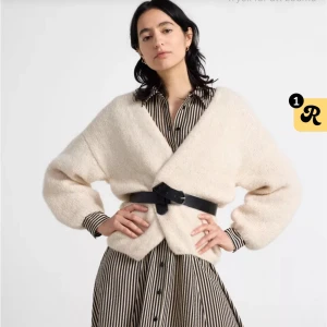 Stickad kofta Lindex  - Säljer min nya stickade tröja från Lindex då jag vill ha en annan färg. Använd 1h ett tillfälle så fortfarande nyskick! Den är i xs/s, inte alls nopprig! 