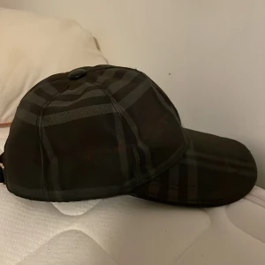Burberry keps  - Säljer då jag e sugen på något nytt pris går att diskutera vid snabb affär!! Passar alla huvuden OBS!! Defekt finns på kardborren 