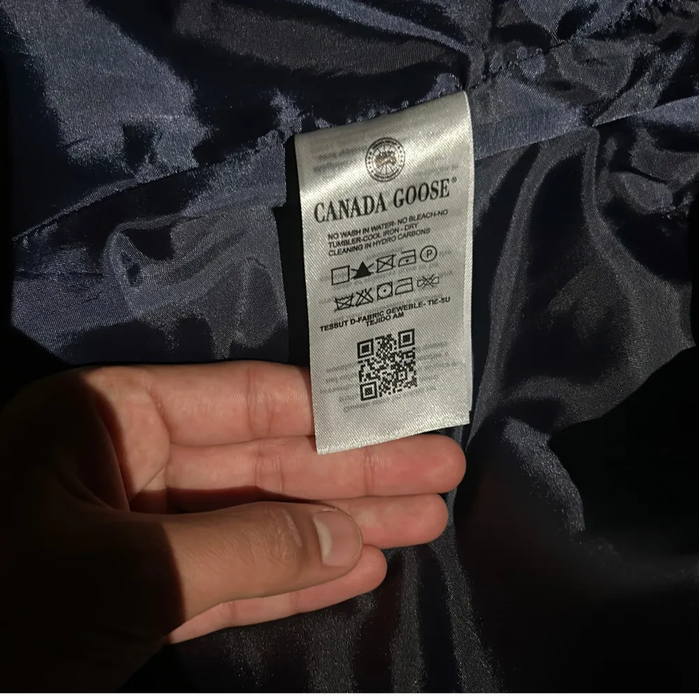 En riktig fet canada goose väst, skick 9/10. Givetvis autentisk, det är en gammal modell och säljer den för 2799. Det är storlek M men passar också S, endast västen medföljer. Priset kan diskuteras.. Jackor.